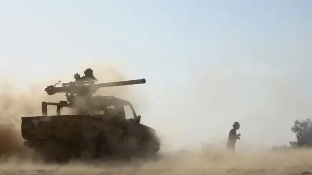 القوات الحكومية المدعومة من السعودية تصد هجوماً للمتمردين الحوثيين على مأرب الغنية بالنفط ، على بعد حوالي 120 كيلومتراً شرق العاصمة اليمنية صنعاء التي يسيطر عليها الحوثيون، في 14 فبراير 2021.