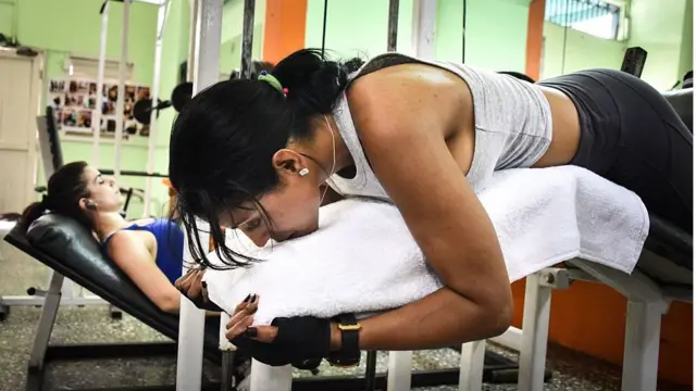 કસરત કરતી મહિલા