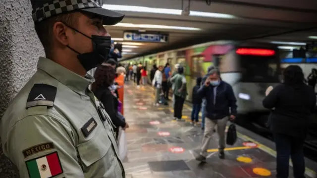 Guardia Nacional en el metro de CDMX.