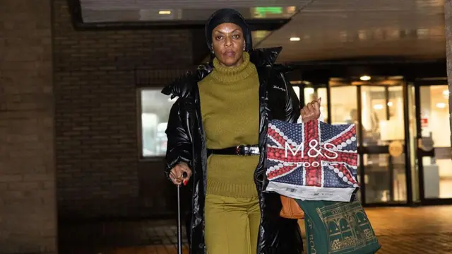 Foto Alison-Madueke ka o si n'ụlọikpe apụ