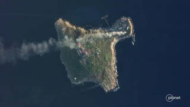 Imágenes satelitales mustran humo saliendo de la Isla de las Serpientes, en Ucrania. 8 de mayo de 2022.