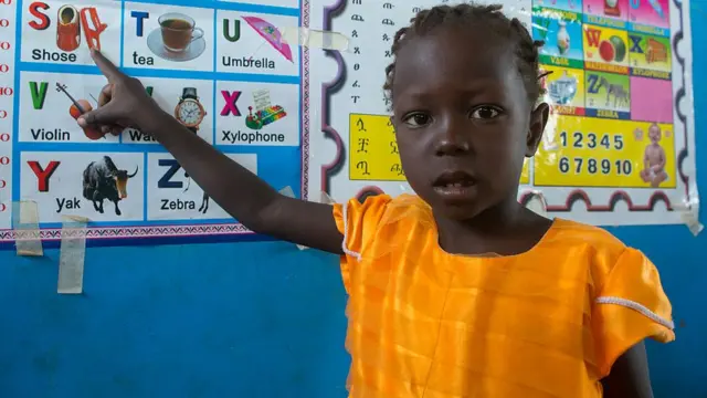 Aworan ọmọde to wa ni iwaju kilasi