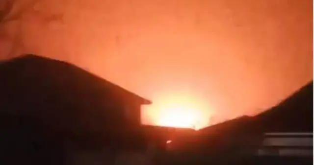 सोशल मीडिया पर शेयर हो रहे कुछ वीडियो में कई धमाके होते दिख रहे हैं