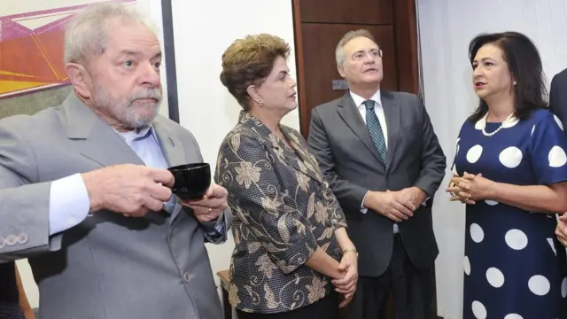 Senadora Kátia Abreu ao ladoapp do estrela betLula, Dilma e Renan Calheiros