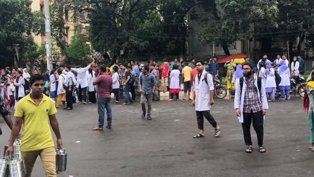 বেসরকারি মেডিকেল কলেজের শিক্ষার্থীরাও রাস্তায় নেমেছে।