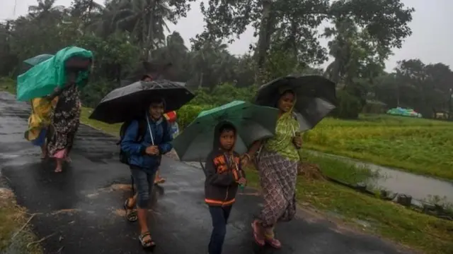 'বুলবুল' খুলনা পেরিয়ে এখন সাতক্ষীরা ও দক্ষিণ-পশ্চিম অংশে আঘাত হেনেছে