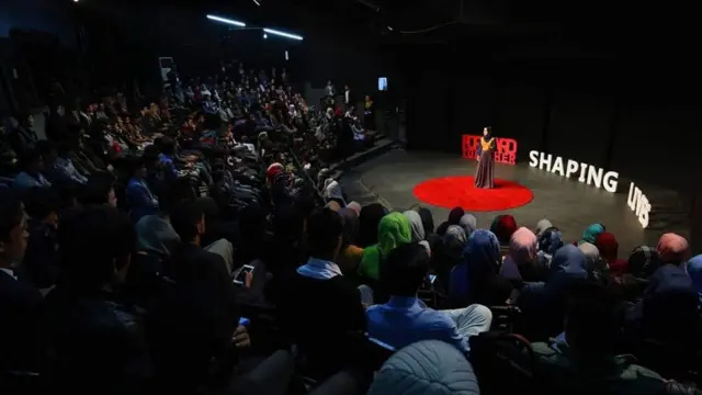 نرگس ایک تقریب میں خطاب کر رہی ہیں