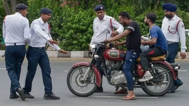 ટ્રાફિકનું નિયમન કરાવતી પોલીસ