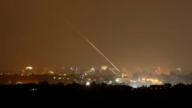 光の筋のように見える、ハマスが発射したロケット弾。写真はガザ地区に近いイスラエルの町スデロットで撮影された