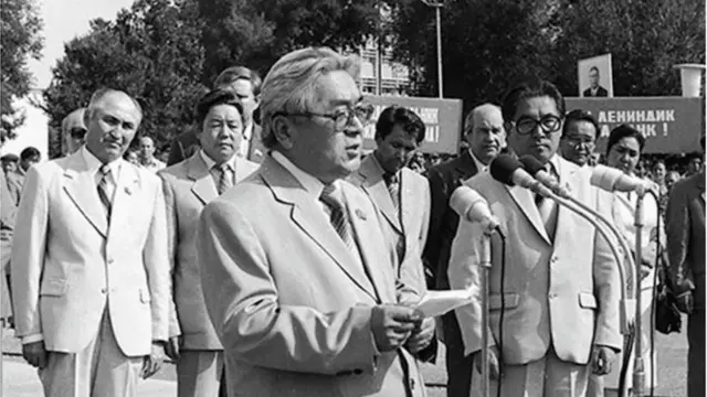 Кемпир-Абад суу сактагычынын курулушу жөнүндө расмий маалыматтар Турдакун Усубалиевдин эмгектеринде жетиштүү бар.