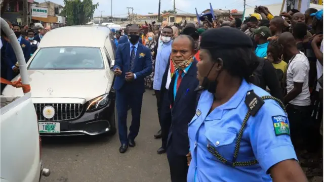 Police officer dey control tins for Prophet TB Joshua lying-in-state