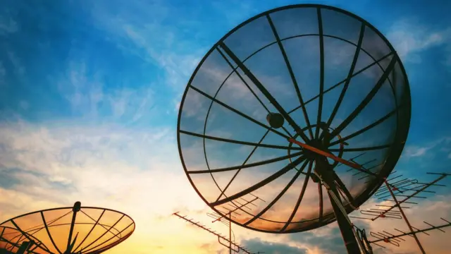 Antenas contra o céu