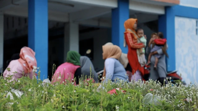 Ibu-ibu pengungsi Sampang sedang menemani anaknya bermain di halaman depan Rusunawa Puspa Argo, Sidoarjom, Jawa Timur.