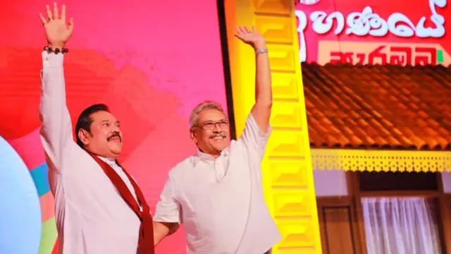 மஹிந்த ராஜபக்ஷ, கோட்டாபய ராஜபக்ஷ (இடமிருந்து வலம்)