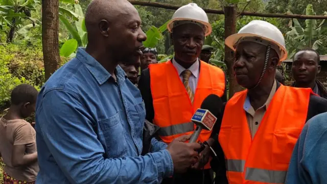 Mfalme Bob Moshikori Ba Masaba wa Bugisu akizungumza na Omar Mutasa katika Eneo la maafa la Bukalasi wilaya ya Bududa akitathimini na kuangalia wananchi wake waliopoteza watu wao