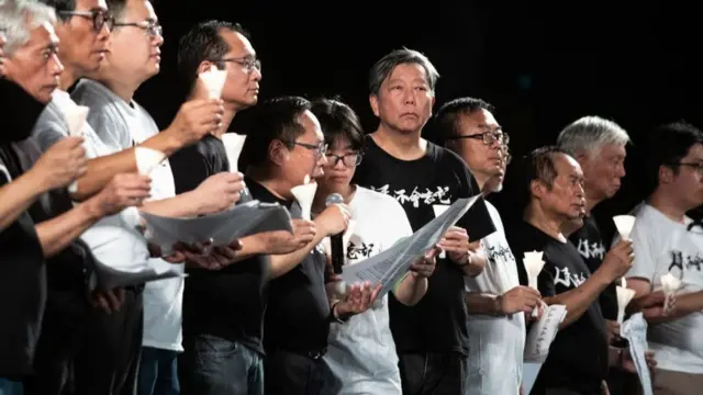 Chou Hang Tung (nữ, đeo kính) cùng các nhà hoạt động dân chủ phát biểu tại buổi lễ tưởng niệm hôm 4/6/2019