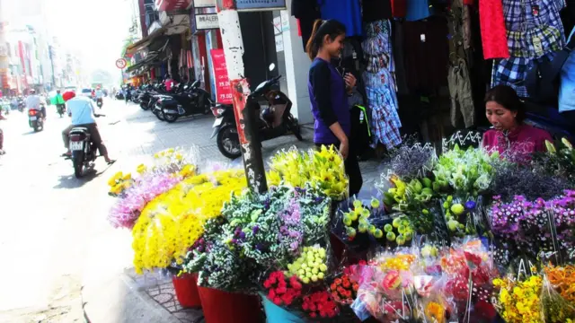 Hoa tươi lề đường trước cửa chợ Tân Định.