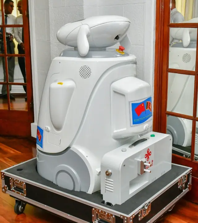 சீனா இலங்கைக்கு வழங்கிய ரோபோக்கள்