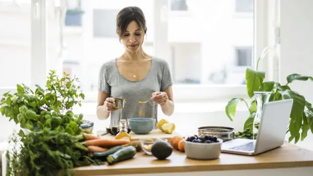 Mujer cocinando
