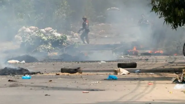 Abashinzwe umutekano bakozanyaho n'abigaragambya mu mujyi wa Yangon