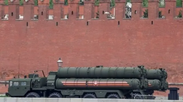 سیستم دفاع ضد موشکی اس-۴۰۰ توان ردگیری و انهدام اهداف هوایی با سرنشین یا بدون سرنشین تا فاصله چهارصد کیلومتری را دارد