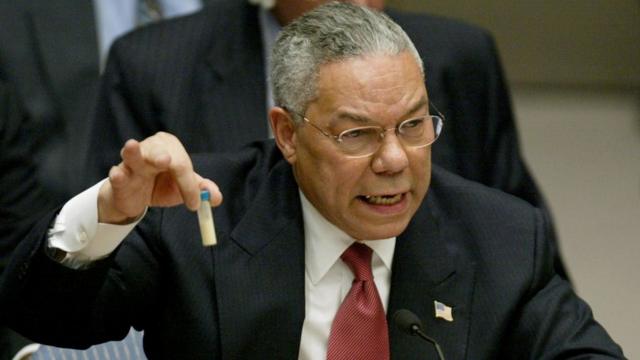 鮑威爾在聯合國安理會上手持一瓶粉末發言（5/2/2003）