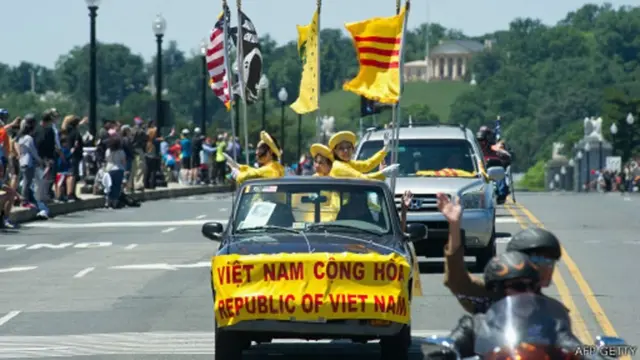 Lá cờ vàng ba sọc đỏ