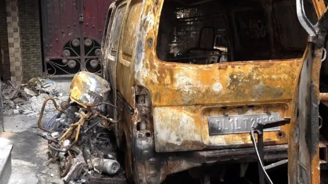 जली गाड़ियां