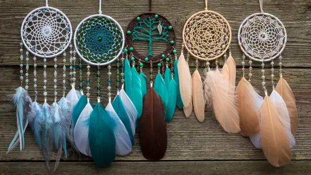 Ručno pravljeni hvatači snova Handmade dream catcher with feathers threads and beads rope hanging