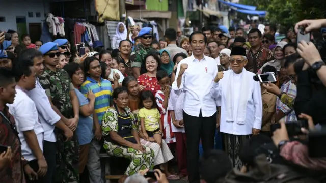Capres petahana Joko Widodo dan cawapres Ma'ruf Amin menyampaikan pidato kemenangannya sebagai Presiden Republik Indonesia periode 2019-2024 di Kampung Deret, Tanah Tinggi, Johar Baru, Jakarta Pusat, Selasa (21/5/2019).