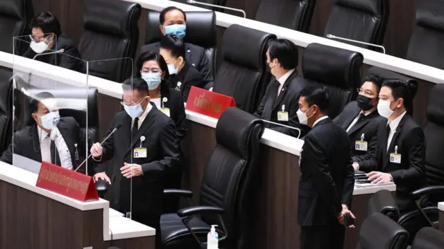 ในระหว่างอ่านญัตติ นายสมพงษ์ อมรวิวัฒน์ เอ่ยนามสกุลนายกฯ ผิดถึง 2 ครั้ง โดยกล่าวว่า พล.อ. ประยุทธ์ ยงใจยุทธ ซึ่งนำนามสกุลของ พล.อ. ชวลิต ยงใจยุทธ อดีตนายกฯ มาเติมให้นายกฯ คนปัจจุบัน