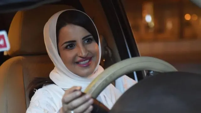 গাড়ি চালাচ্ছেন একজন সৌদি নারী