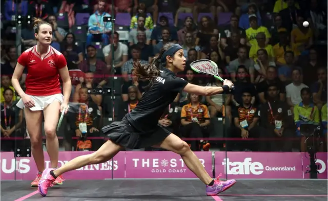 ملائشیا کی نکول ڈیوڈ (دائیں) سکواش مقابلوں کے ابتدائی مرحلے میں مالٹا کی کولیٹ سلطانہ کے مدمقابل ہیں۔