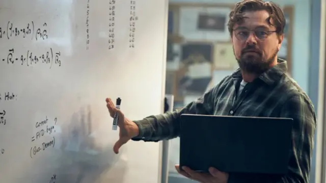 Klimatska kriza je zajednički podtekst za mnoge filmove iz žanra sudara sa Zemljom. Takav je i film Ne gledaj gore