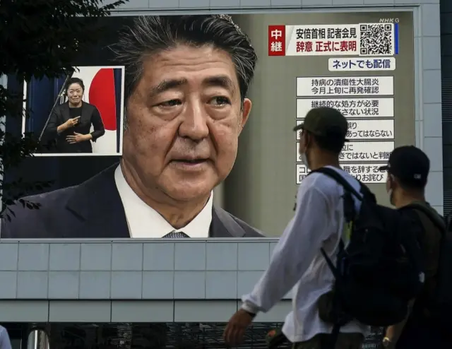 Seçimlere bir gün kala ülkenin en etkili siyasetçilerinden birinin suikastı ile sarsılan Japonya'da halk ve medya yaşanan saldırıya anlam vermekte zorluk çekiyor, çoğunlukla Batı'da gördükleri ve kınadıkları silah şiddetinin kendi ülkelerinde de boy gösterdiğine inanamıyor.