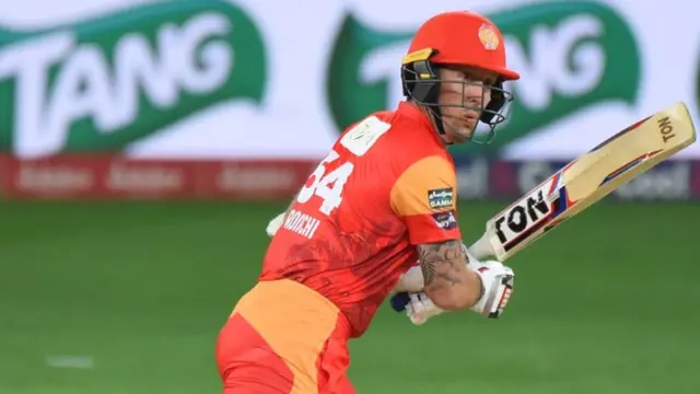 لیوک رونکی 27 رنز بنا کر وہاب ریاض کی بال پر آؤٹ ہوئے