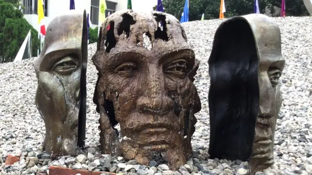 Uyda mobil telefonda suratga olingan porno filmlarni tomosha qiling