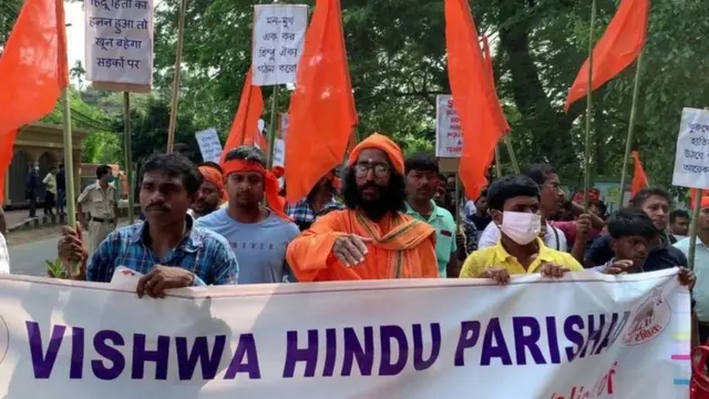 ત્રિપુરામાં મુસ્લિમો લઘુમતીમાં છે અને મોટા ભાગની વસ્તી હિન્દુઓની છે. એમાં બાંગ્લાદેશથી આવેલા હિન્દુઓની સંખ્યા ઘણી છે.