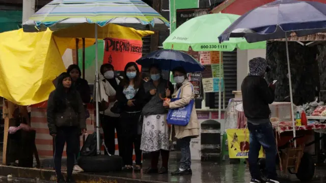 Pessoas com máscaras