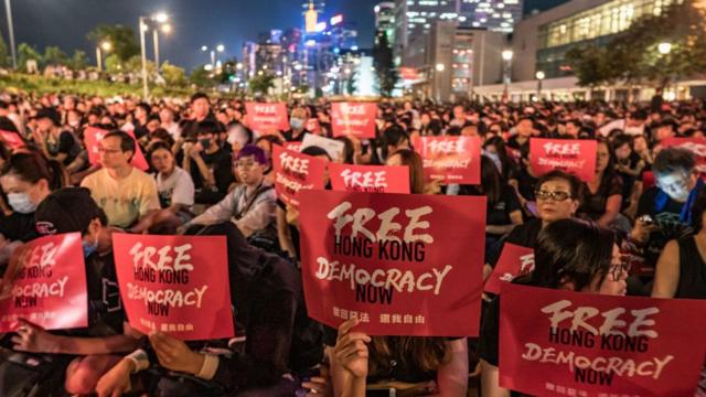 周三晚（26日），成千上萬的香港市民穿著黑衣出席集會，反對修訂《逃犯條例》，促請各國領袖在G20峰會為香港發聲。