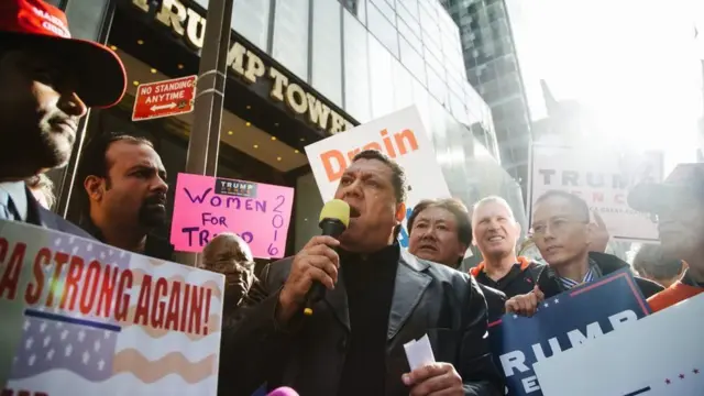 Evento de latinos em apoio a Trump, que promoteu construir um muro para evitar entrada de imigrantes