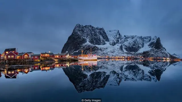 Paisagem com casas iluminadas