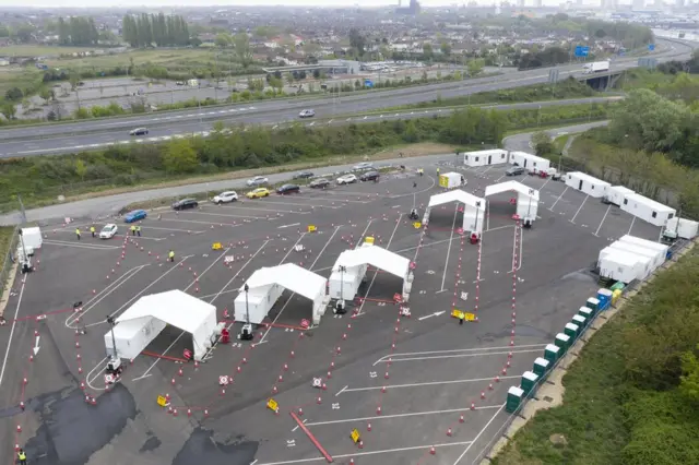Вид сверху на центр по тестированию на коронавирус в Портсмуте, 18 апреля