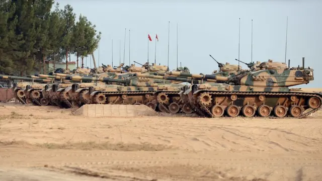 Suriye sınırında bekleyen Türk tankları