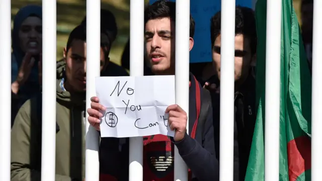 Manifestations des étudiants à Alger le 3 mars. Détournement du slogan de campagne de Barack Obama de 2008 : ''Yes, we can''.