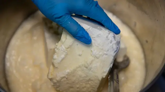 Beurre de karite dans une casserole