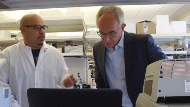El doctor Eric Verdin (derecha) en su laboratorio