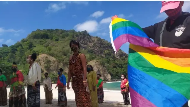 Mening pornom qiyshiq sik.