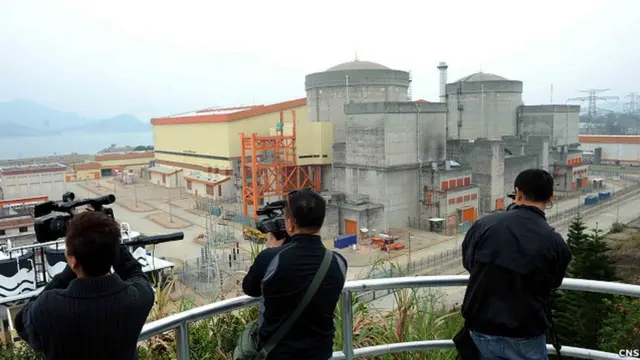 位于中国深圳的大亚湾核电站。该核电站由中广核建设。艾伦何被指促成美国核专家和中广核进行了技术合作。