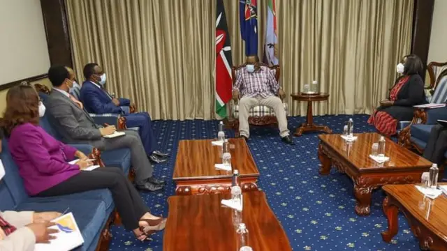 Pirezidaanti Uhuruu Keeniyaataan masaraa isaaniitti jila Ministira Dhimma Alaa Itoophiyaa Obbo Dammaqaa Mokonnin dursamu simachuun waliin mari'atan.